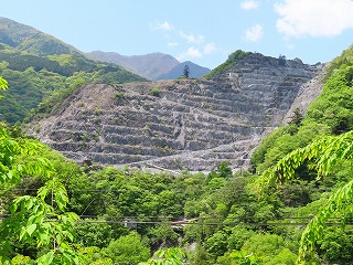 石灰岩の採掘が見える