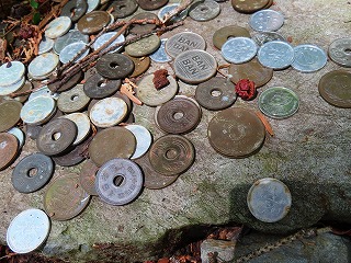 お賽銭も国際色豊か？勝負の願掛け？